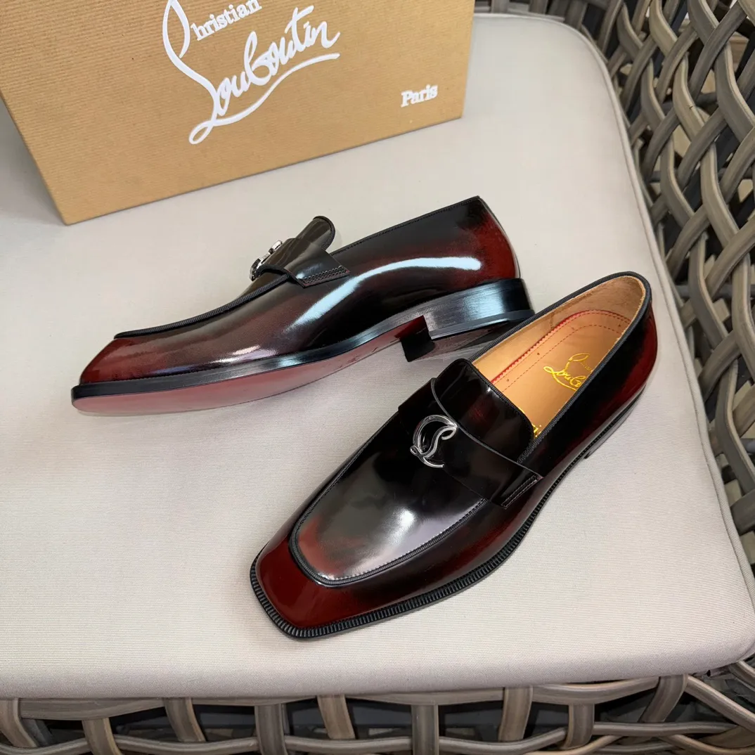 [CL red-soled shoes] Top P: 1020💰 Size 39-44 (⚠️38.45.46 custom-made, non-refundable and non-exchangeable) 🆑High-end men's business formal leather shoes, classic red-soled shoes | Fabric: Original imported first-layer cowhide, iconic rivet decoration | Lining: water-dyed cowhide lining Outsole: red cowhide outsole imported from Italy Brand: Christia*.Loubouti* 🆑 High-end men's business dress shoes | classic red soled shoes | Upper: original imported first layer cowhide iconic rivet decoration | Linning: Water dyed cow skin inner Outsole: red cowhide outsole imported from Italy Size: 39-44 (38.45.46 customized) Brand: Christia*.Loubouti*